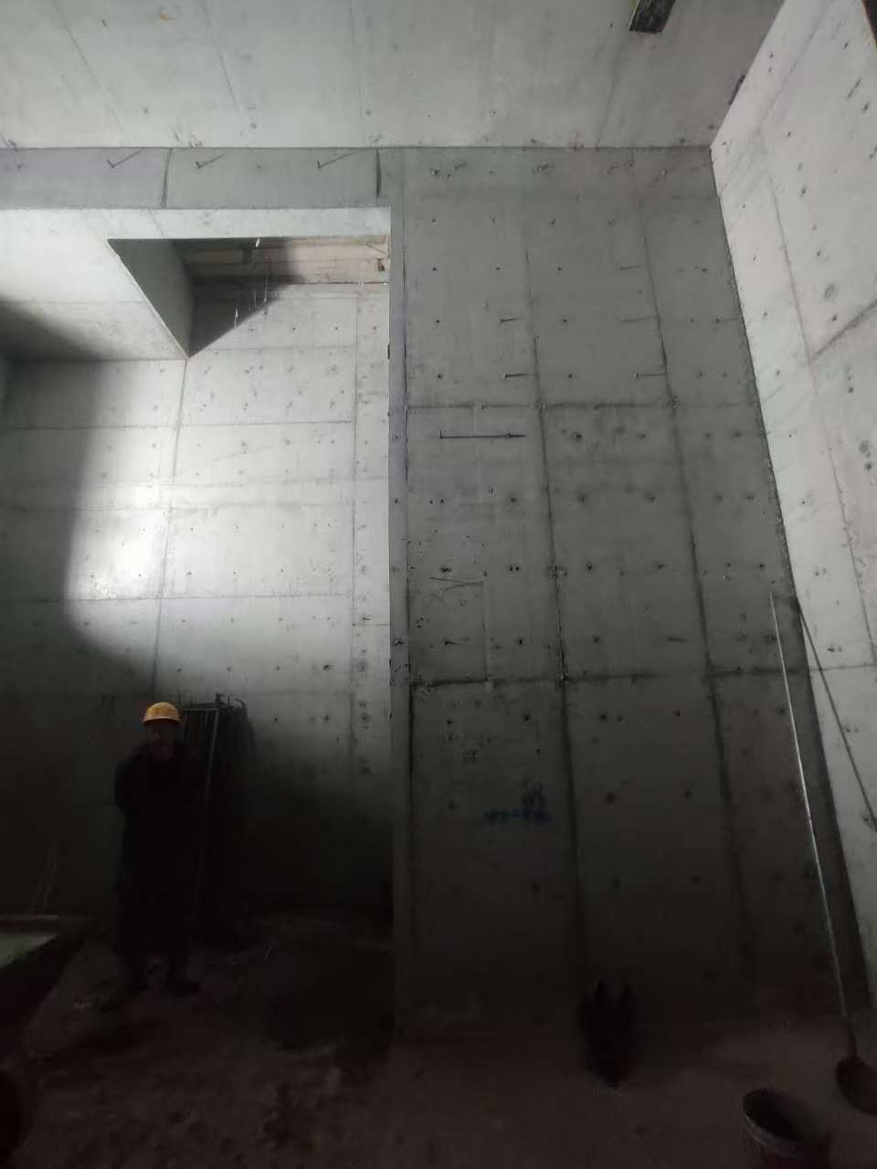 夹江墙上开槽钢筋断了有影响吗